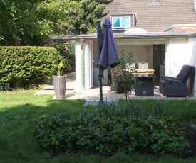 All-in-One Apartment mit eigener Sonnenterrasse im Garten